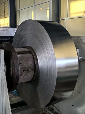 Πηνίο αλουμινίου με προβαμμένο χρώμα πάχους 0,09mm και πλάτους 45mm για την κατασκευή ταινίας αερισμού ράχης